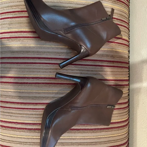 NEW! Naturalizer Brown Platform Ankle Booties with Sleek Design - Picture 2 of 6